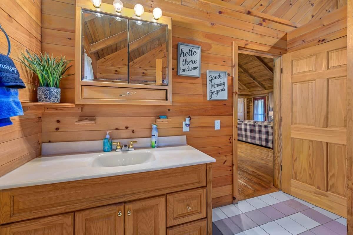 Beautiful View! Log Cabin,Fireplace,Hot Tub,Arcade,Pool,Fishing Sevierville Exterior foto