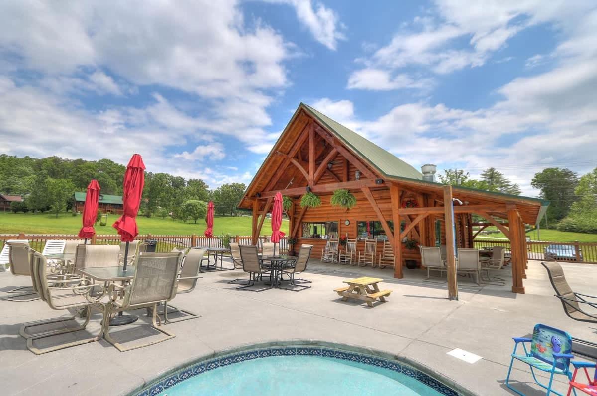 Beautiful View! Log Cabin,Fireplace,Hot Tub,Arcade,Pool,Fishing Sevierville Exterior foto