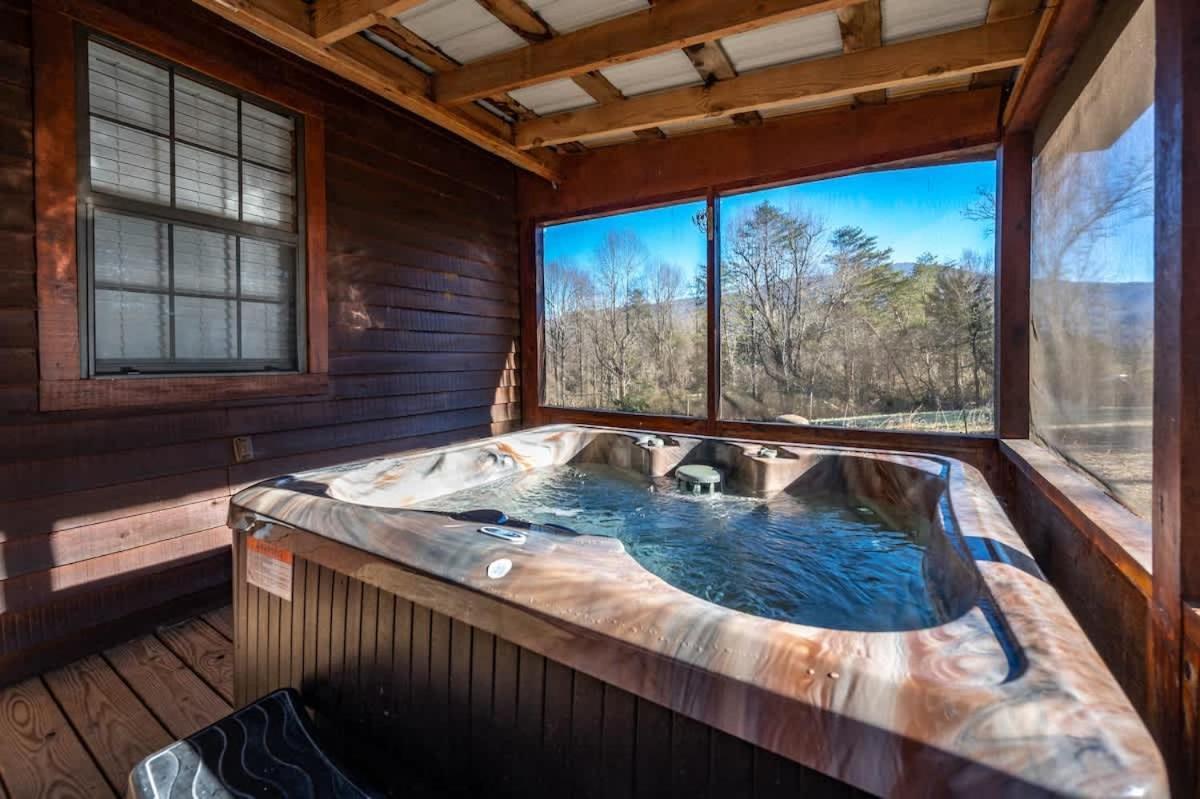 Beautiful View! Log Cabin,Fireplace,Hot Tub,Arcade,Pool,Fishing Sevierville Exterior foto