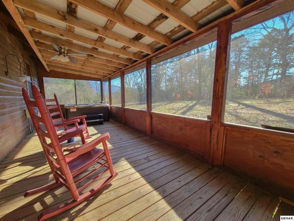 Beautiful View! Log Cabin,Fireplace,Hot Tub,Arcade,Pool,Fishing Sevierville Exterior foto