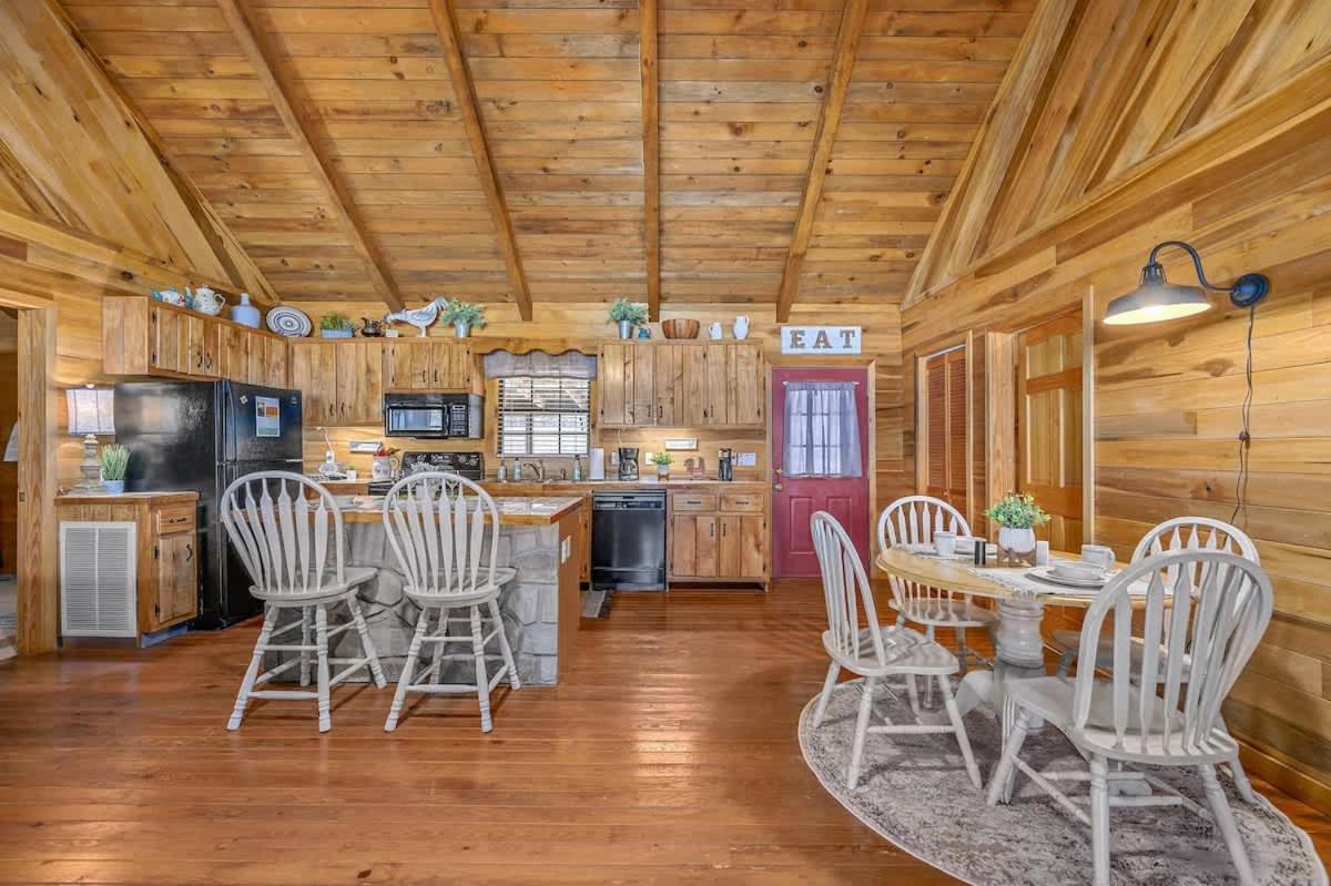 Beautiful View! Log Cabin,Fireplace,Hot Tub,Arcade,Pool,Fishing Sevierville Exterior foto