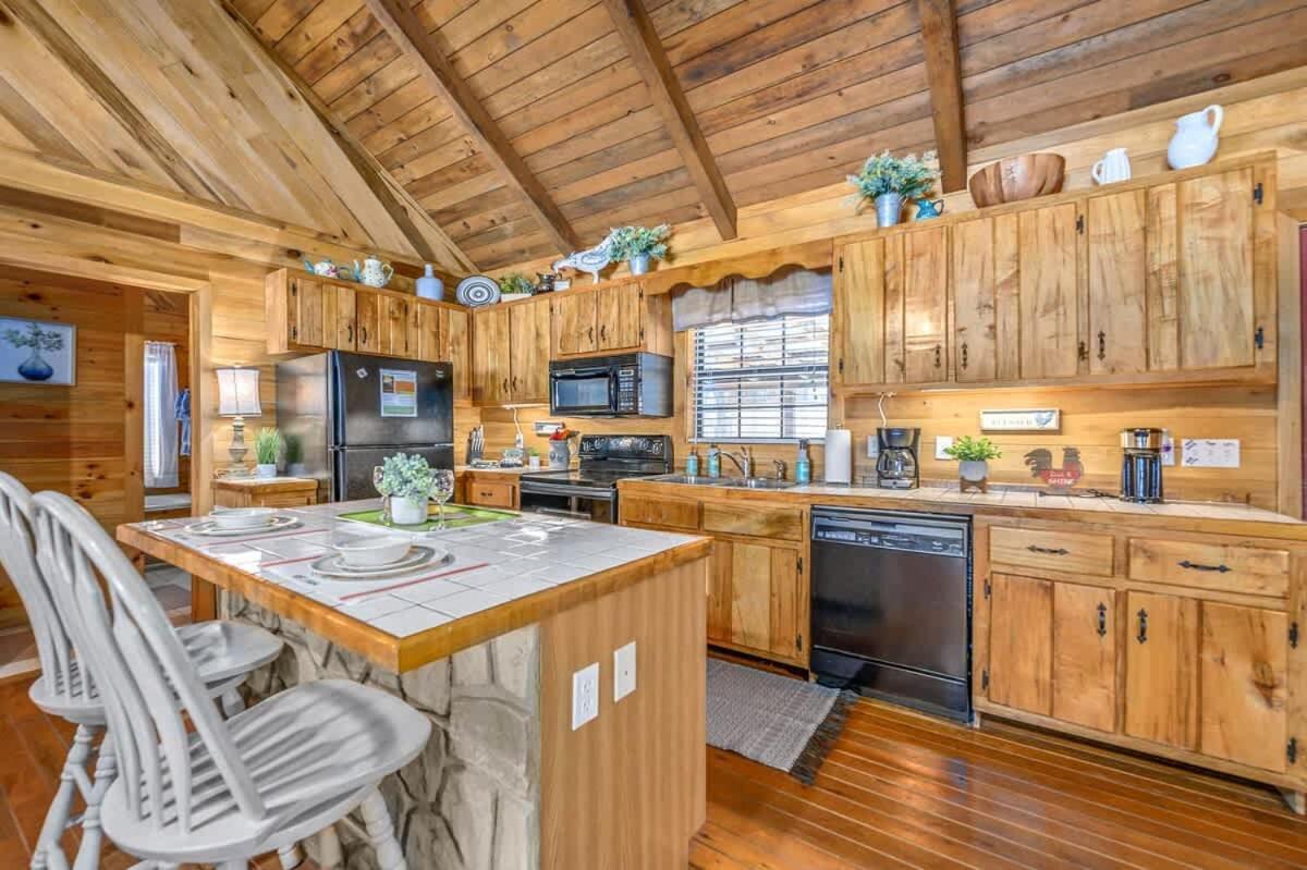 Beautiful View! Log Cabin,Fireplace,Hot Tub,Arcade,Pool,Fishing Sevierville Exterior foto