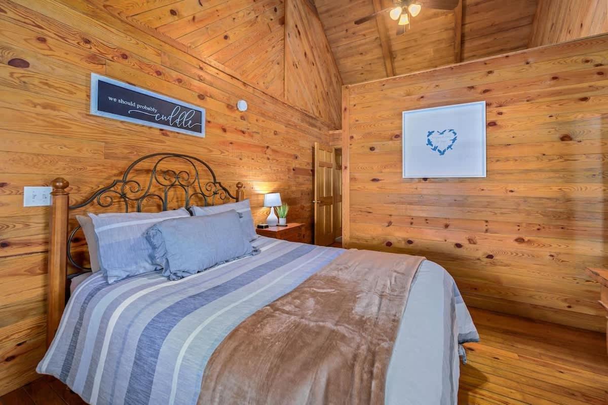Beautiful View! Log Cabin,Fireplace,Hot Tub,Arcade,Pool,Fishing Sevierville Exterior foto