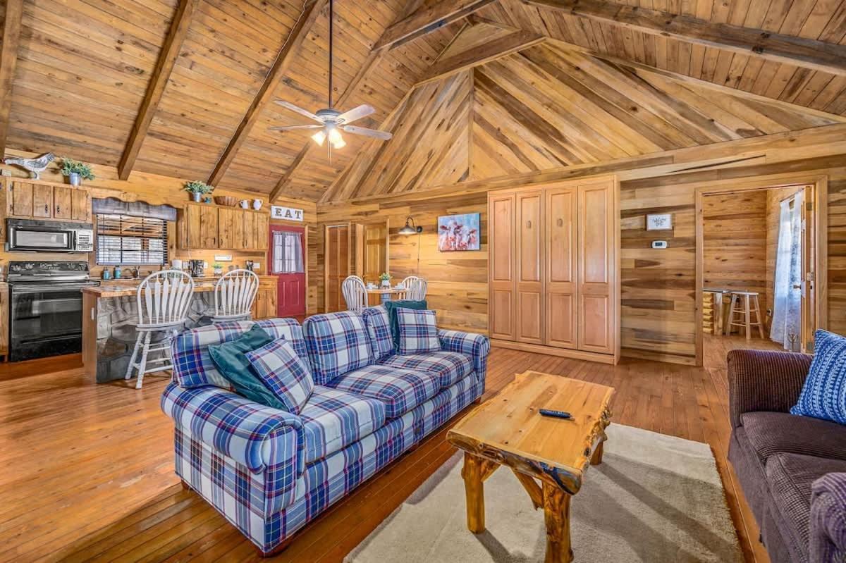 Beautiful View! Log Cabin,Fireplace,Hot Tub,Arcade,Pool,Fishing Sevierville Exterior foto