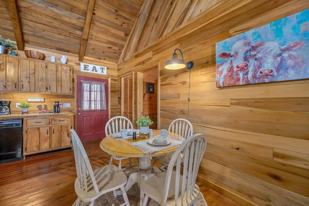 Beautiful View! Log Cabin,Fireplace,Hot Tub,Arcade,Pool,Fishing Sevierville Exterior foto