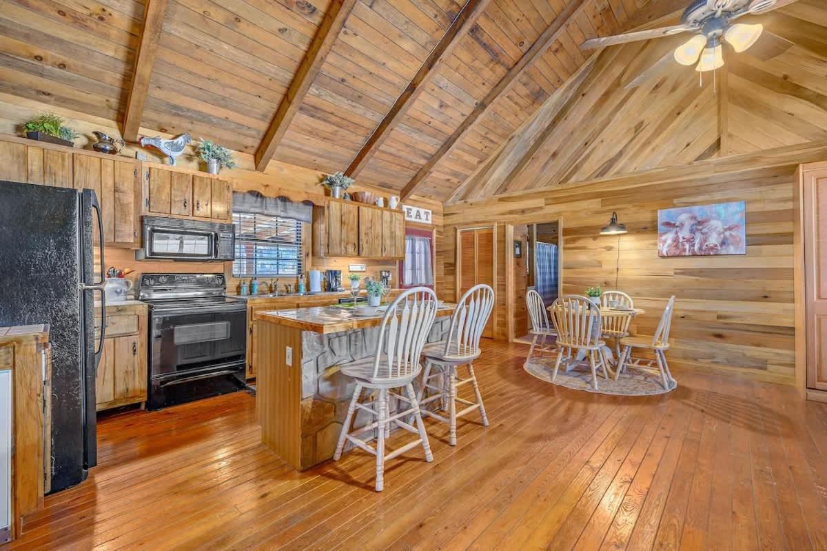 Beautiful View! Log Cabin,Fireplace,Hot Tub,Arcade,Pool,Fishing Sevierville Exterior foto