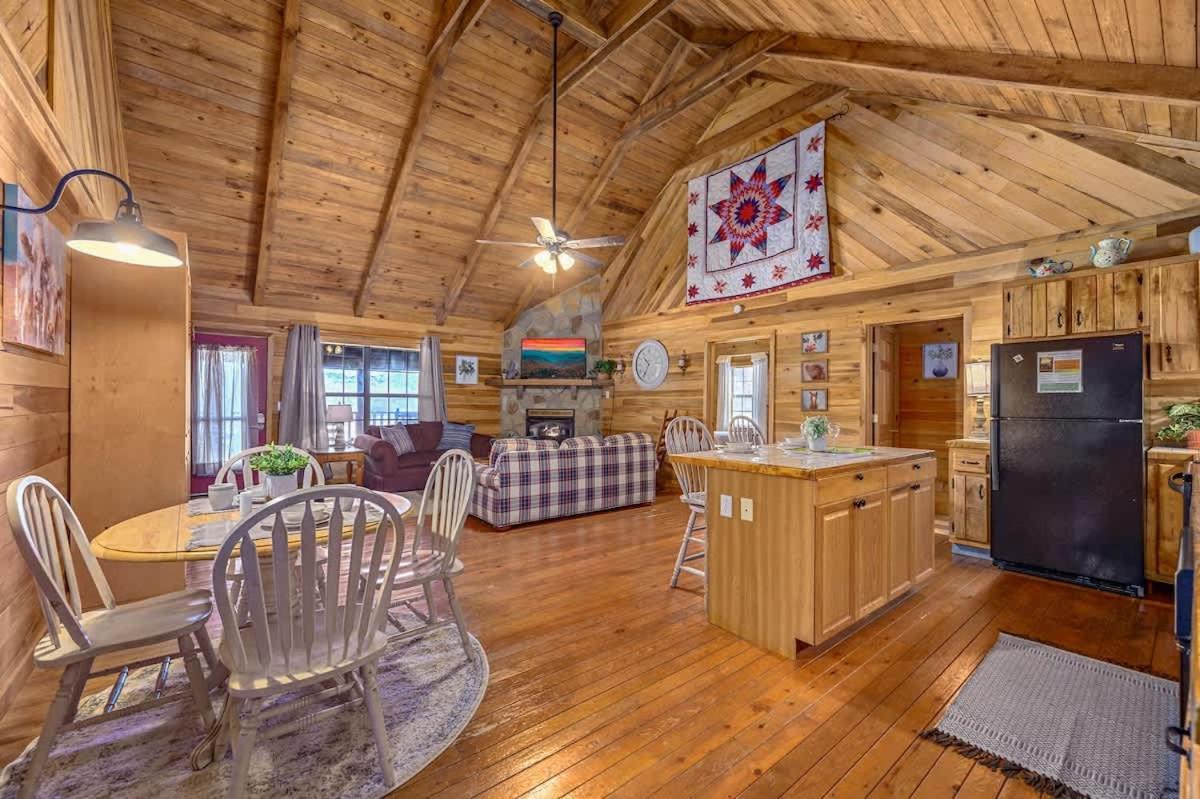 Beautiful View! Log Cabin,Fireplace,Hot Tub,Arcade,Pool,Fishing Sevierville Exterior foto