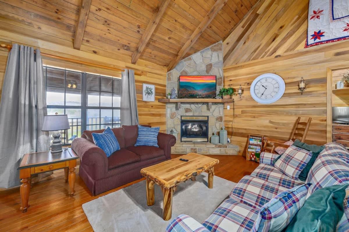 Beautiful View! Log Cabin,Fireplace,Hot Tub,Arcade,Pool,Fishing Sevierville Exterior foto